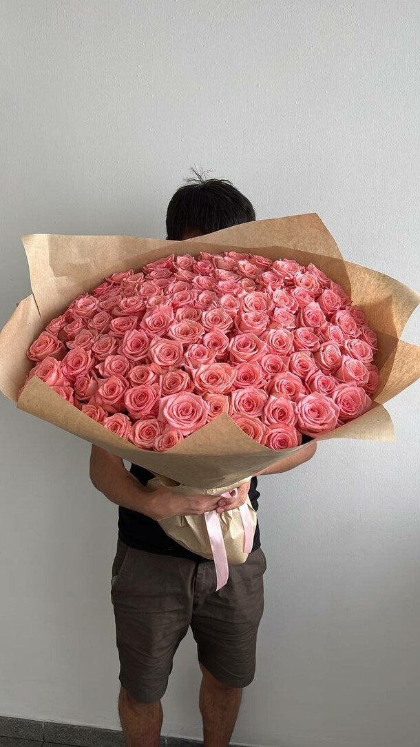 Букет из 101 розы, артикул F1131803 - 26921 рублей, доставка по городу. Flawery - доставка цветов