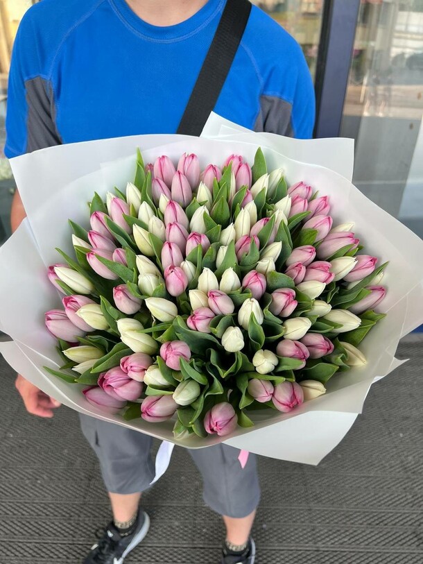 Букет из 101 тюльпан, артикул F1131806 - 20450 рублей, доставка по городу. Flawery - доставка цветов