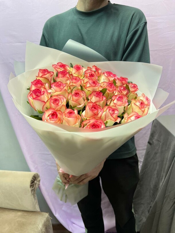 Букет из 31 розы, артикул F1131818 - 7973 рублей, доставка по городу. Flawery - доставка цветов