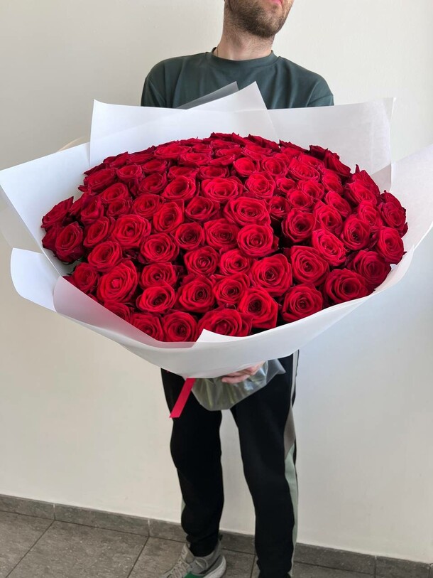 Букет из 101 розы, артикул F1131819 - 25688 рублей, доставка по городу. Flawery - доставка цветов