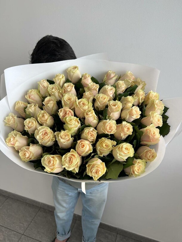 Букет из  51 розы, артикул F1131824 - 30400 рублей, доставка по городу. Flawery - доставка цветов