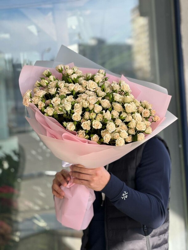 Букет из 19 кустовых роз, артикул F1131844 - 13445 рублей, доставка по городу. Flawery - доставка цветов