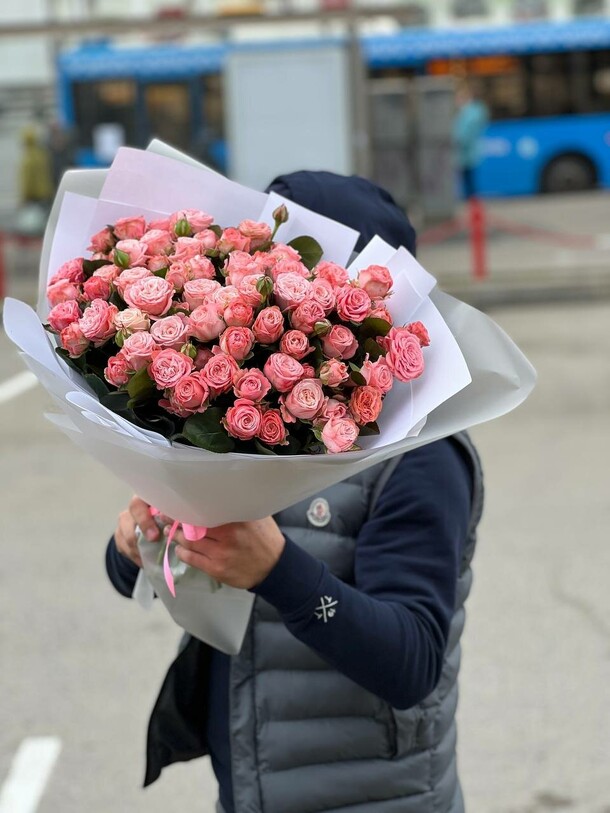 Букет из 19 кустовых роз, артикул F1131846 - 14334 рублей, доставка по городу. Flawery - доставка цветов