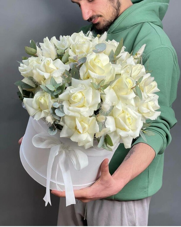 Букет из 15 розы в коробке, артикул F1131847 - 9326 рублей, доставка по городу. Flawery - доставка цветов