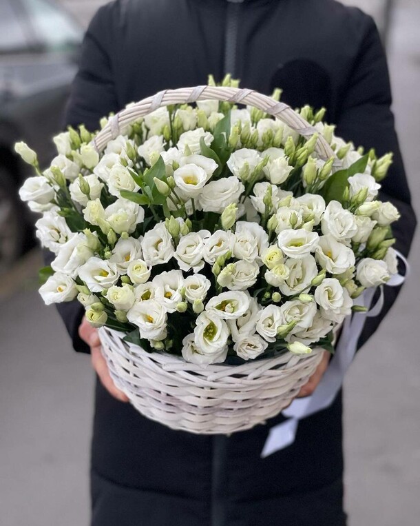 Букет из 29 эустомы в корзине, артикул F1131848 - 18764 рублей, доставка по городу. Flawery - доставка цветов