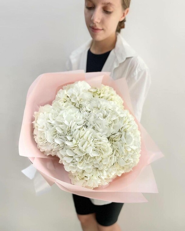 Букет из 7 гортензии, артикул F1131851 - 6171 рублей, доставка по городу. Flawery - доставка цветов