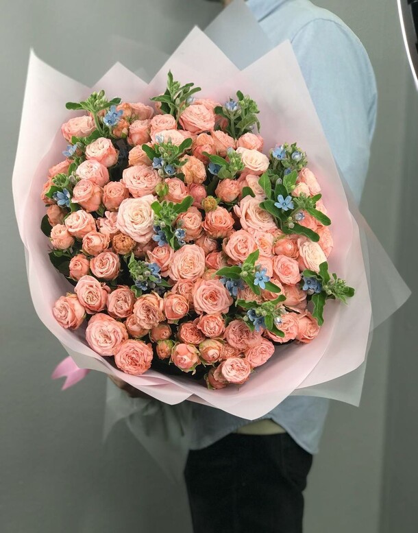 Букет из 29 кустовых роз, артикул F1131898 - 20206 рублей, доставка по городу. Flawery - доставка цветов