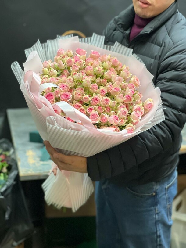 Букет из 29 кустовых роз, артикул F1131901 - 16330 рублей, доставка по городу. Flawery - доставка цветов