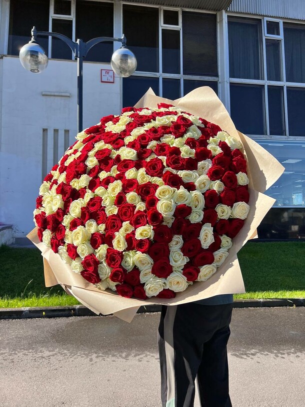 Букет из 201 розы, артикул F1131955 - 56233 рублей, доставка по городу. Flawery - доставка цветов