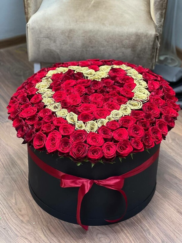 Букет из 101 розы в коробке, артикул F1131966 - 26616 рублей, доставка по городу. Flawery - доставка цветов