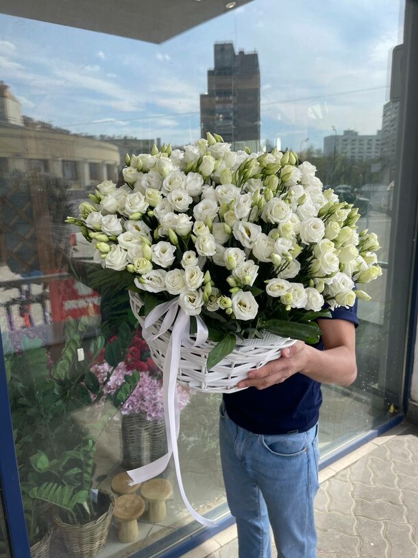 Букет из 29 эустомы в корзине, артикул F1131971 - 21647 рублей, доставка по городу. Flawery - доставка цветов