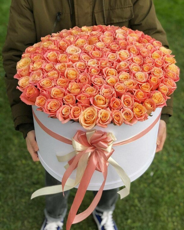 Букет из 101 розы в коробке, артикул F1132071 - 25955 рублей, доставка по городу. Flawery - доставка цветов