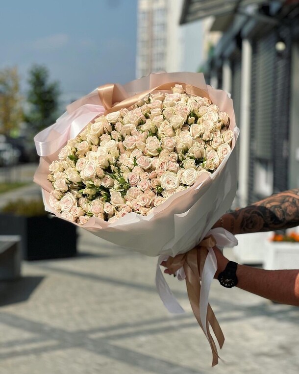 Кустовые розы, артикул F1155560 - 21478 рублей, доставка по городу. Flawery - доставка цветов