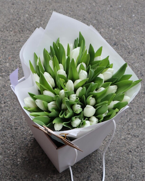 Белые тюльпаны, артикул F1260212 - 10120 рублей, доставка по городу. Flawery - доставка цветов