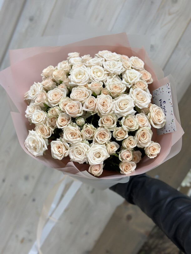 Кустовые розы, артикул F1288990 - 9257 рублей, доставка по городу. Flawery - доставка цветов