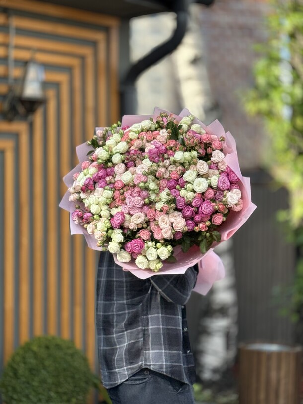 Кустовые розы, артикул F1430469 - 28399 рублей, доставка по городу. Flawery - доставка цветов