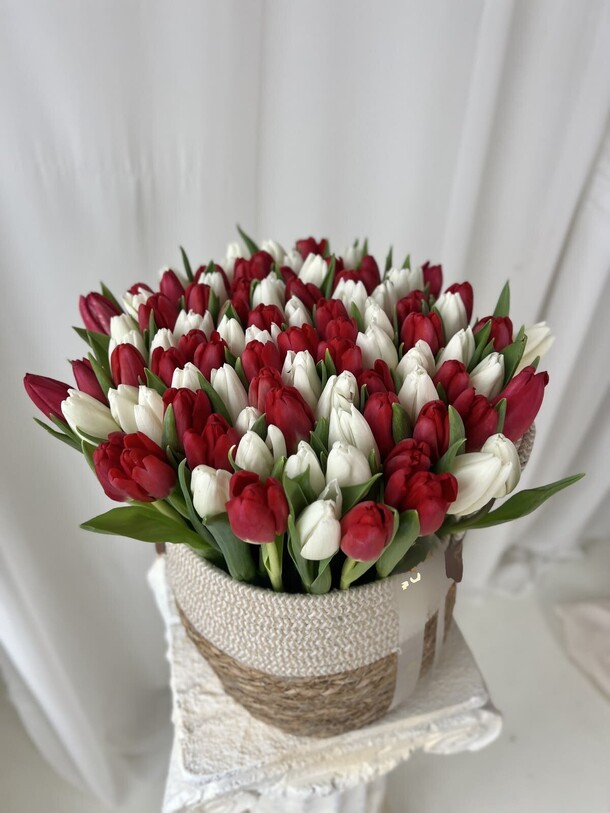 Тюльпаны, артикул F1532737 - 10918 рублей, доставка по городу. Flawery - доставка цветов