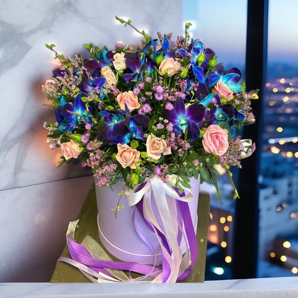 Букет с розами и дендробиумом, артикул F1390974 - 7300 рублей, доставка по городу. Flawery - доставка цветов