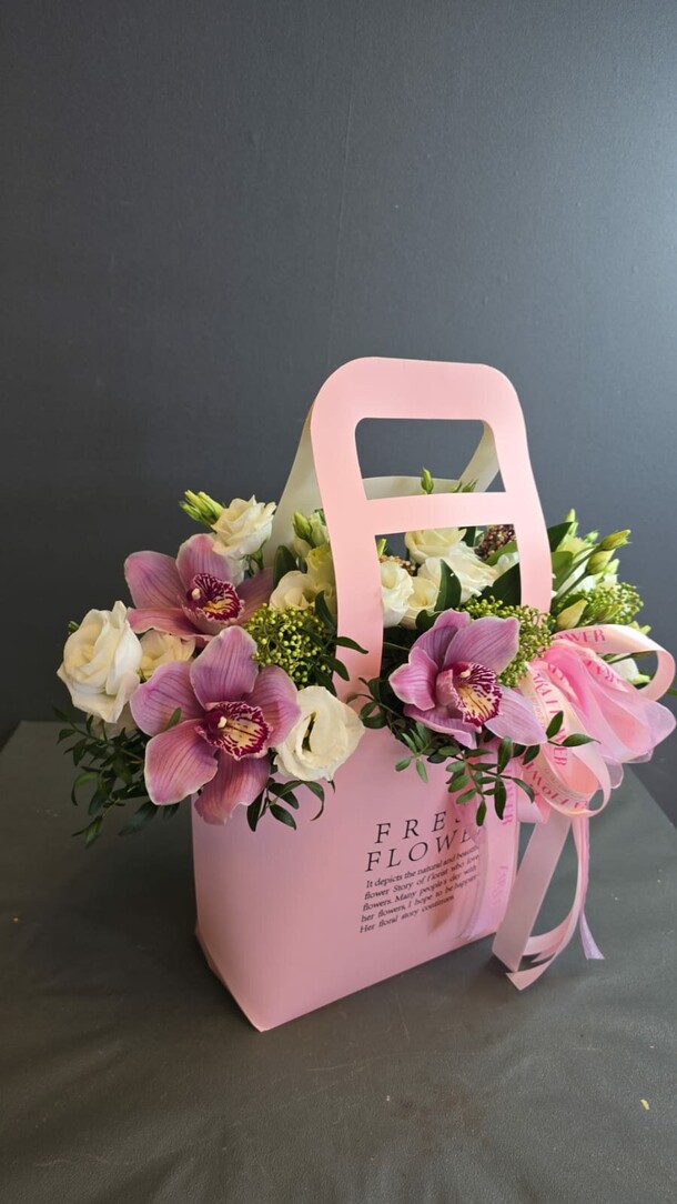 Сумочка с розовыми орхидеями, артикул F1405242 - 5300 рублей, доставка по городу. Flawery - доставка цветов