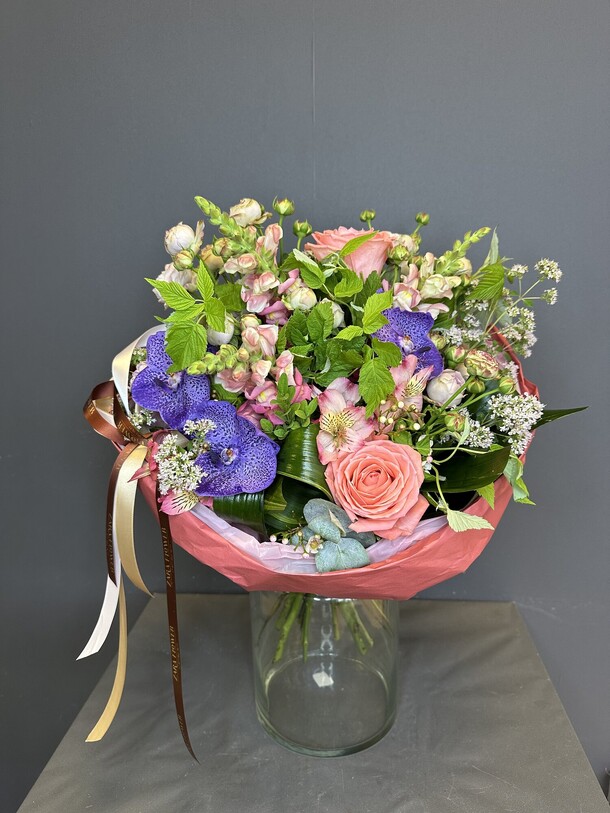 Букет с орхидеями, артикул F1447134 - 9750 рублей, доставка по городу. Flawery - доставка цветов