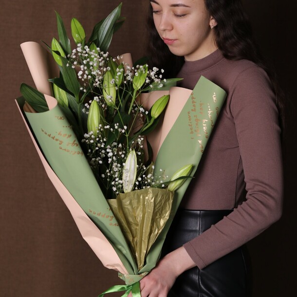 Букет лилии и гипсофилы, артикул F1094391 - 6590 рублей, доставка по городу. Flawery - доставка цветов