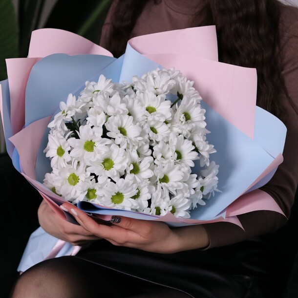 Букет из 5 белых хризантем, артикул F1094392 - 3990 рублей, доставка по городу. Flawery - доставка цветов