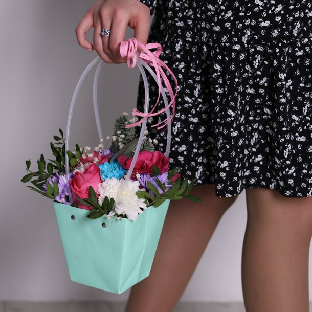 Композиция хризантем, роз и альстромерий, артикул F1094419 - 2490 рублей, доставка по городу. Flawery - доставка цветов