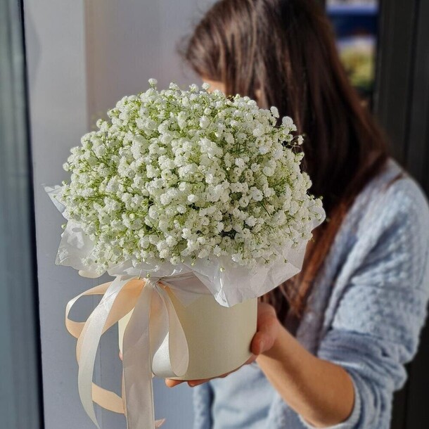 Композиция белой гипсофилы в шляпной коробке, артикул F1120824 - 3490 рублей, доставка по городу. Flawery - доставка цветов