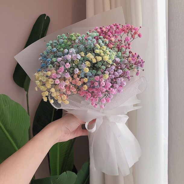 Букет разноцветной гипсофилы в дизайнерской упаковке, артикул F1120834 - 1190 рублей, доставка по городу. Flawery - доставка цветов