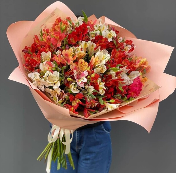 Букет альстромерий в дизайнерской упаковке, артикул F1120835 - 8325 рублей, доставка по городу. Flawery - доставка цветов