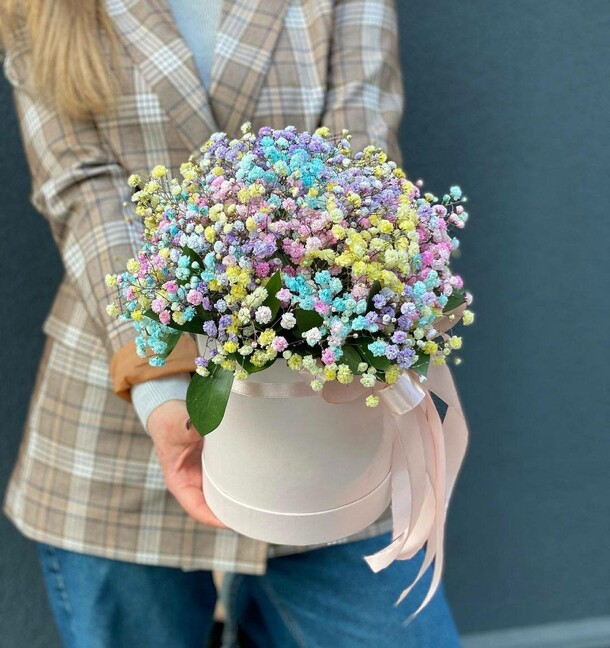 Композиция гипсофилы в шляпной коробке, артикул F1120841 - 2990 рублей, доставка по городу. Flawery - доставка цветов