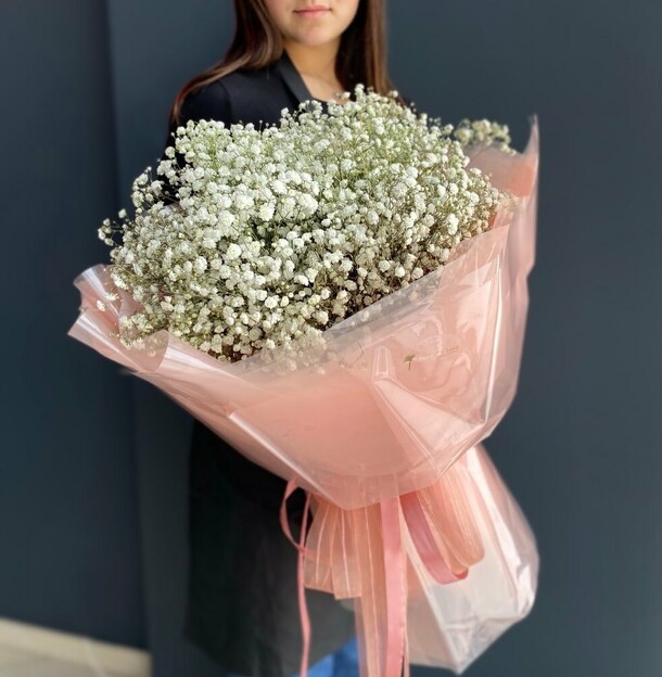 Букет гипсофилы в дизайнерской упаковке, артикул F1120845 - 4890 рублей, доставка по городу. Flawery - доставка цветов