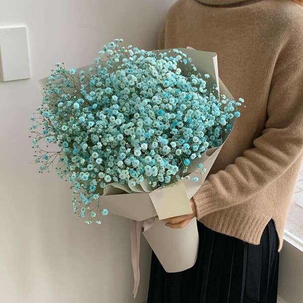 Букет гипсофилы в дизайнерской упаковке, артикул F1120846 - 3490 рублей, доставка по городу. Flawery - доставка цветов