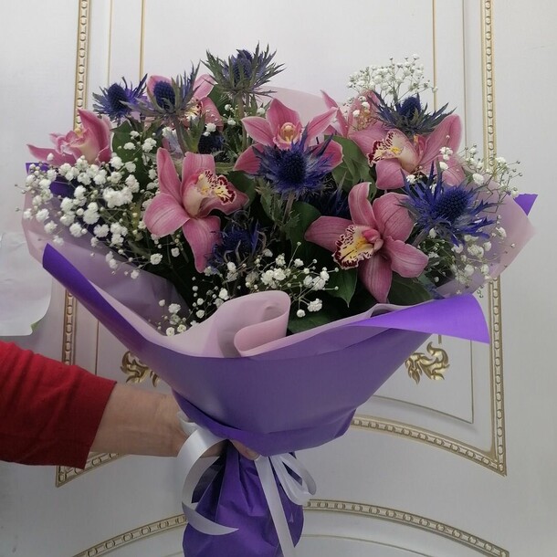 Букет гипсофилы и орхидей цимбиндиум, артикул F1123130 - 5490 рублей, доставка по городу. Flawery - доставка цветов