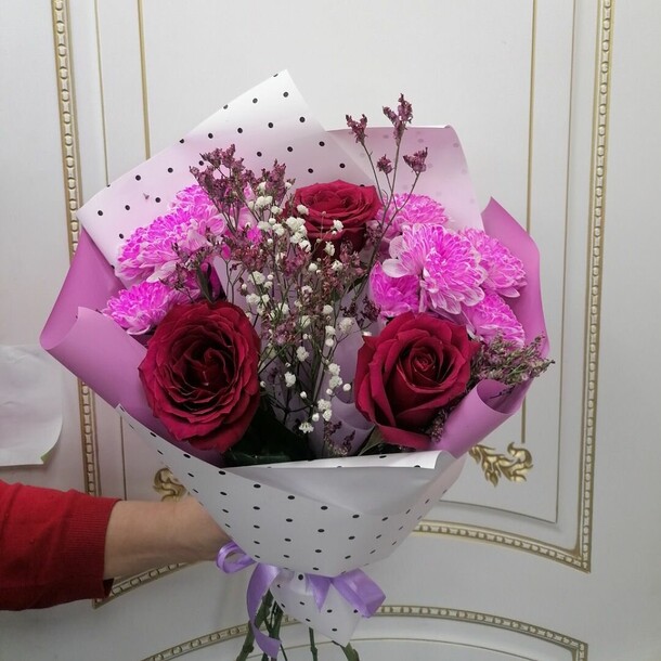 Букет роз, хризантем и гипсофилы, артикул F1123132 - 4490 рублей, доставка по городу. Flawery - доставка цветов