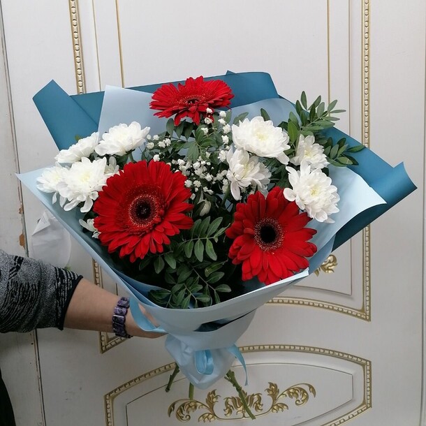 Букет гипсофилы, гербер и хризантем, артикул F1123149 - 4650 рублей, доставка по городу. Flawery - доставка цветов