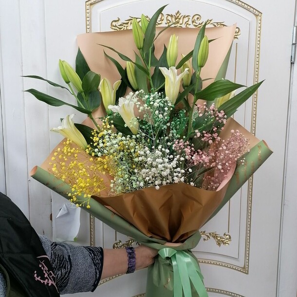 Букет гипсофилы и лилий, артикул F1123153 - 6975 рублей, доставка по городу. Flawery - доставка цветов