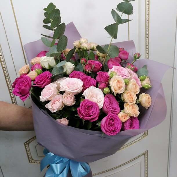 Букет кустовых роз, артикул F1139532 - 10875 рублей, доставка по городу. Flawery - доставка цветов