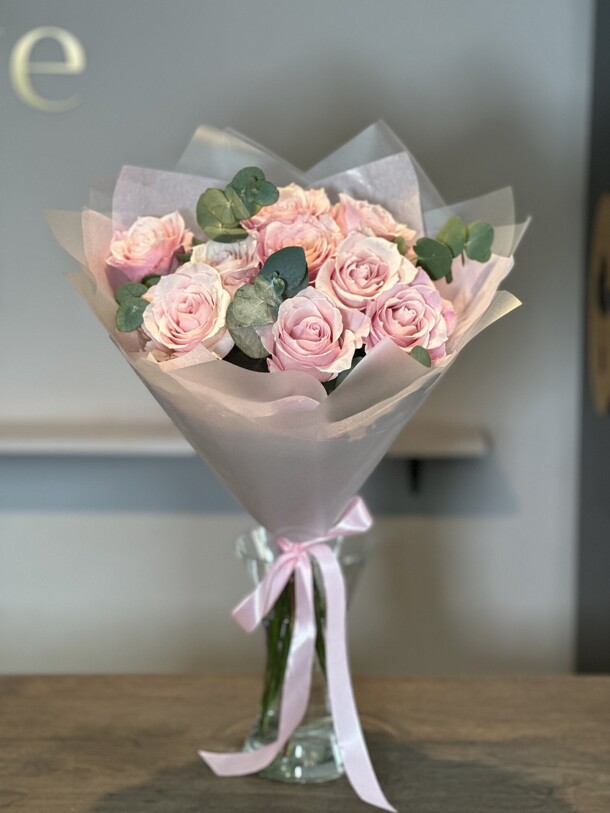 Розовые розы с эвкалиптом, артикул F1185100 - 6500 рублей, доставка по городу. Flawery - доставка цветов