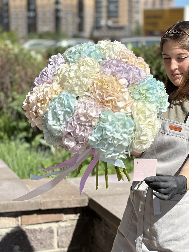 13 разноцветных гортензий, артикул F1216159 - 13000 рублей, доставка по городу. Flawery - доставка цветов