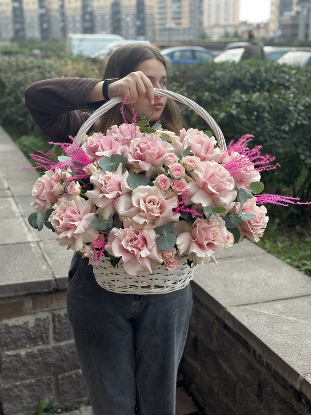 Корзина с розовыми розами, артикул F1218531 - 32500 рублей, доставка по городу. Flawery - доставка цветов