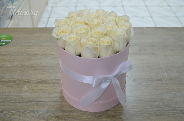 Шляпная коробка с розами, артикул F4832 - 9000 рублей, доставка по городу. Flawery - доставка цветов