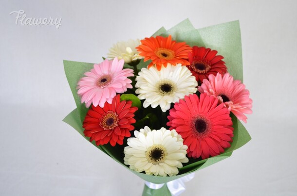 Букет из  9 гербер, артикул F4840 - 3146 рублей, доставка по городу. Flawery - доставка цветов