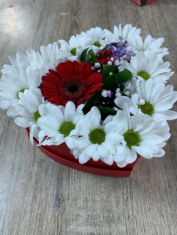Композиция "сердечко", артикул F89754 - 3200 рублей, доставка по городу. Flawery - доставка цветов