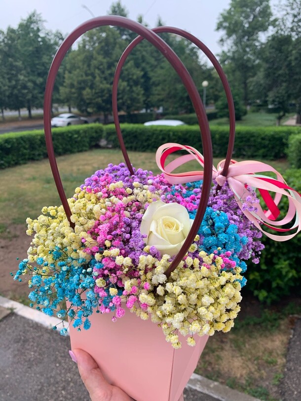 Сумочка "радуга", артикул F89757 - 3600 рублей, доставка по городу. Flawery - доставка цветов