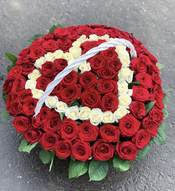 Корзина 101 роза сердце, артикул F1083408 - 21890 рублей, доставка по городу. Flawery - доставка цветов