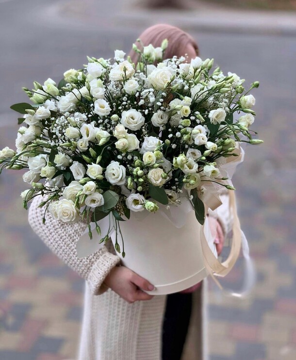 Объёмная коробка эустом и гипсофил, артикул F1084518 - 13310 рублей, доставка по городу. Flawery - доставка цветов