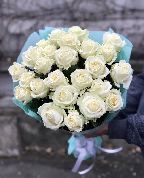 Букет нежных белых роз, артикул F1097381 - 4389 рублей, доставка по городу. Flawery - доставка цветов