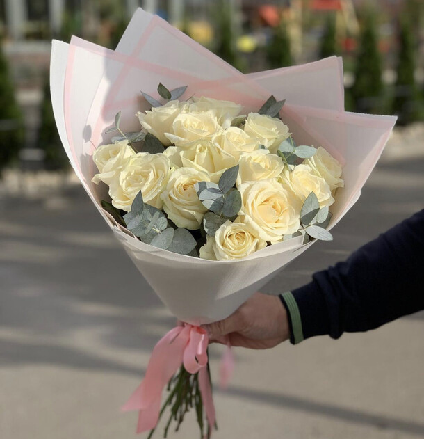 Букет из белых роз с эвкалиптом, артикул F1105380 - 3993 рублей, доставка по городу. Flawery - доставка цветов