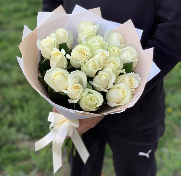Букет белых роз 50 см, артикул F1105429 - 5125 рублей, доставка по городу. Flawery - доставка цветов